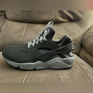 Men’s size 12 never worn